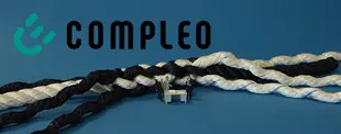 Das Bild zeigt das Logo von "Compleo" auf blauem Hintergrund. Darunter verlaufen verflochtene schwarze und weiße Seile, vor denen zwei Miniaturfiguren an einem Tisch stehen.